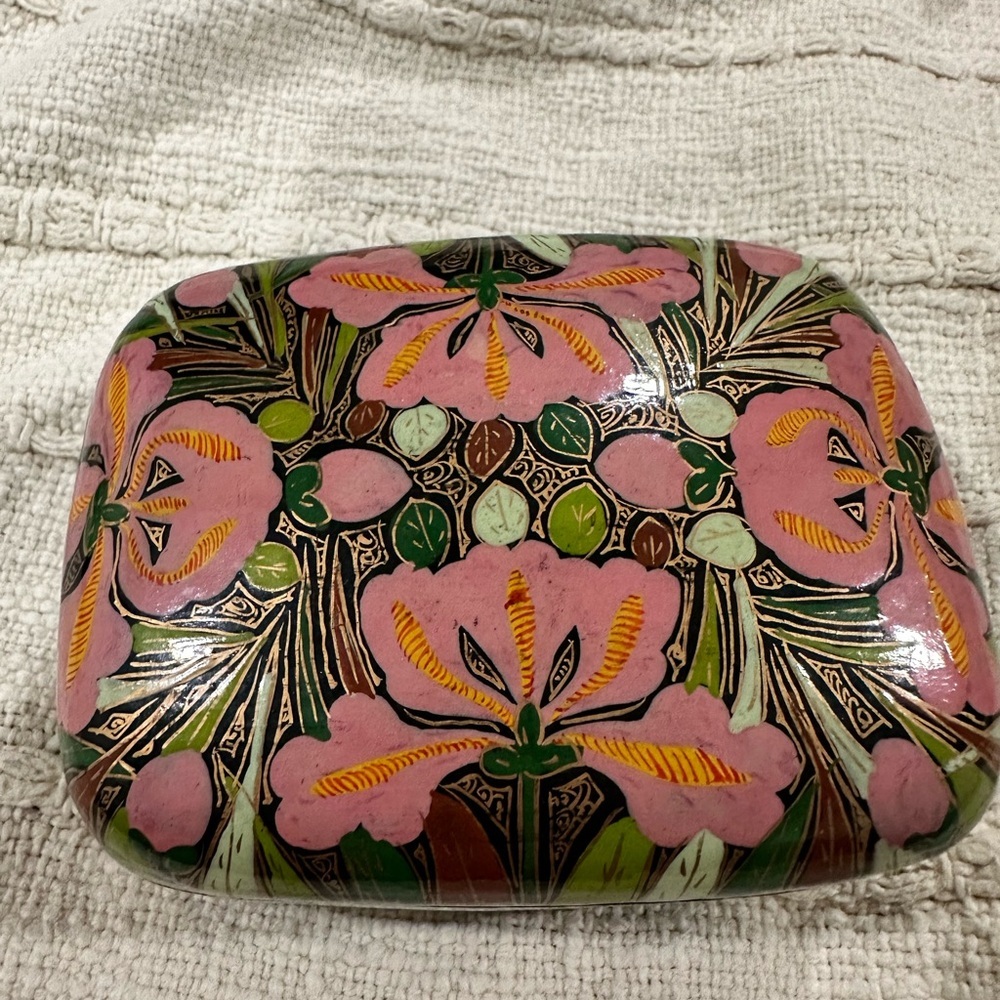 Kashmiri papier-mâché trinket box vintage, boho, unique, rare, hand-painted